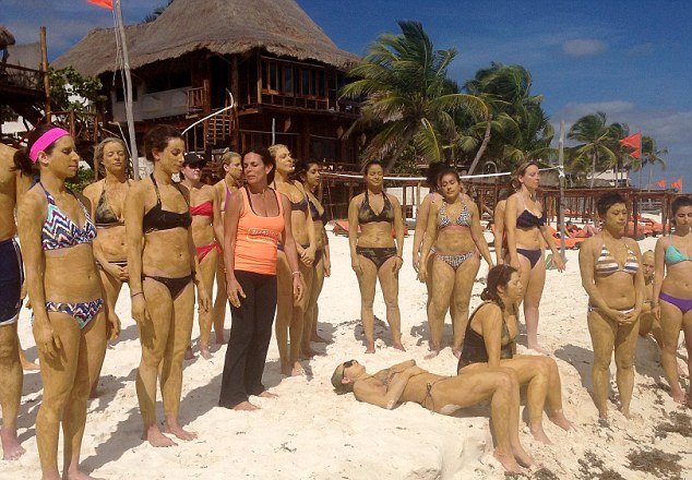 Η Ντέμι Μουρ αλείφεται με λάσπη και φλερτάρει με 17χρονο [εικόνες]  | iefimerida.gr 3