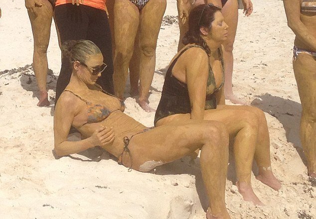 Η Ντέμι Μουρ αλείφεται με λάσπη και φλερτάρει με 17χρονο [εικόνες]  | iefimerida.gr 0