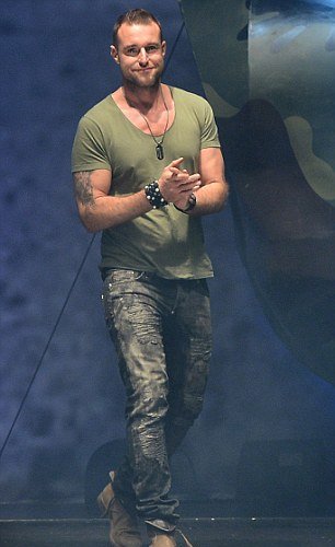 «Αναρχικοί» με ημιαυτόματα κάνουν κατάληψη στο Μιλάνο [εικόνες]  | iefimerida.gr 4