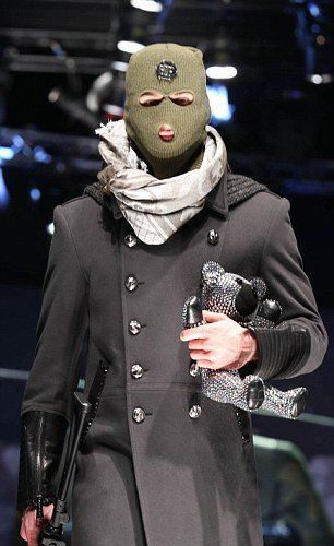 «Αναρχικοί» με ημιαυτόματα κάνουν κατάληψη στο Μιλάνο [εικόνες]  | iefimerida.gr 2