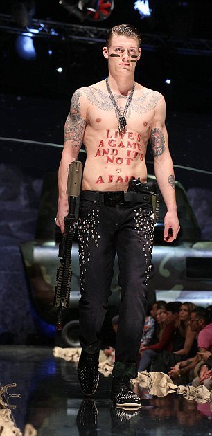 «Αναρχικοί» με ημιαυτόματα κάνουν κατάληψη στο Μιλάνο [εικόνες]  | iefimerida.gr 0