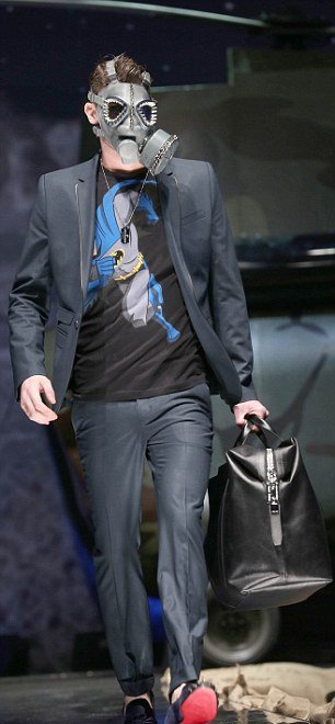 «Αναρχικοί» με ημιαυτόματα κάνουν κατάληψη στο Μιλάνο [εικόνες]  | iefimerida.gr 1