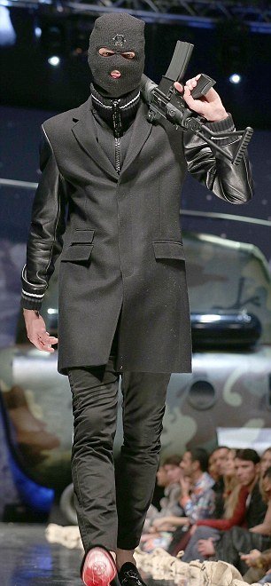 «Αναρχικοί» με ημιαυτόματα κάνουν κατάληψη στο Μιλάνο [εικόνες]  | iefimerida.gr 3