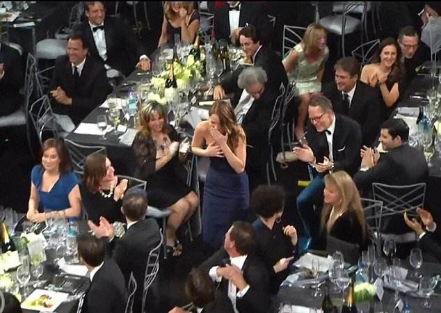 Σηκώθηκε να παραλάβει το βραβείο και της σκίστηκε στα δυο το φόρεμα [βίντεο]  | iefimerida.gr 1