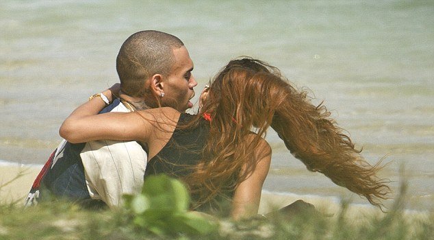 Πιο άσεμνη από ποτέ - Η διχτυωτή φούστα της Ριάνα που δεν κρύβει απολύτως τίποτα [εικόνες]  | iefimerida.gr 1