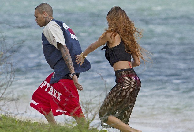 Πιο άσεμνη από ποτέ - Η διχτυωτή φούστα της Ριάνα που δεν κρύβει απολύτως τίποτα [εικόνες]  | iefimerida.gr 0