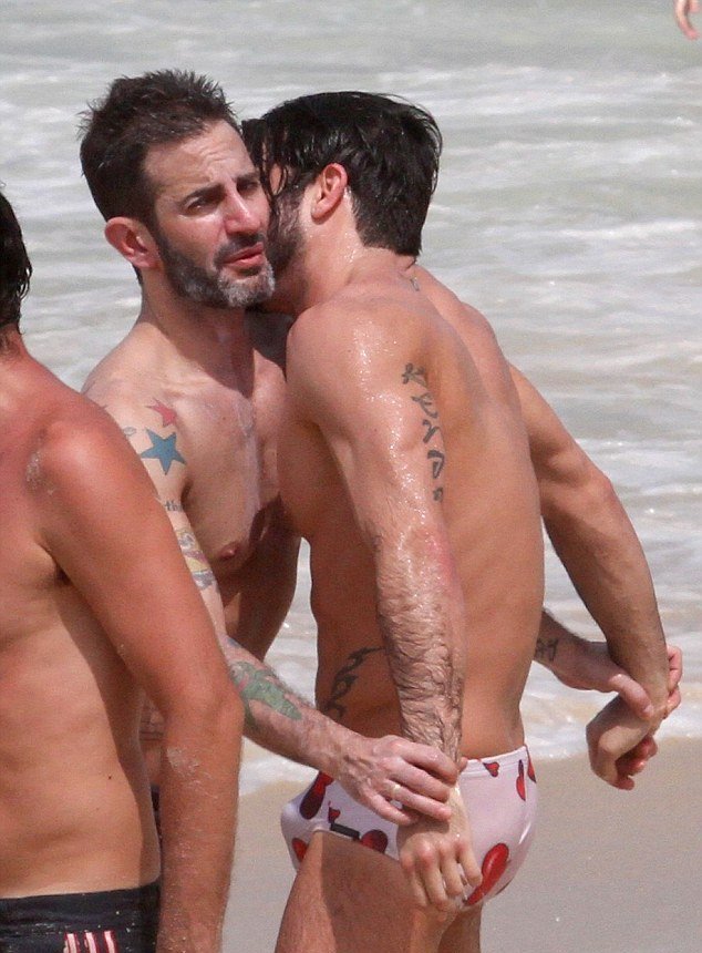 Σε ερωτικές περιπτύξεις στο Ρίο ο Μαρκ Τζέικομπς με Βραζιλιάνο ερωτικό σταρ [εικόνες]  | iefimerida.gr 0