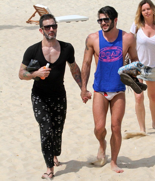 Σε ερωτικές περιπτύξεις στο Ρίο ο Μαρκ Τζέικομπς με Βραζιλιάνο ερωτικό σταρ [εικόνες]  | iefimerida.gr 3