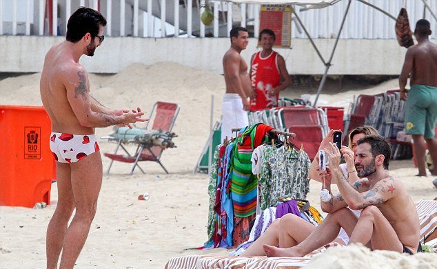 Σε ερωτικές περιπτύξεις στο Ρίο ο Μαρκ Τζέικομπς με Βραζιλιάνο ερωτικό σταρ [εικόνες]  | iefimerida.gr 1