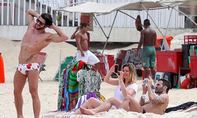 Σε ερωτικές περιπτύξεις στο Ρίο ο Μαρκ Τζέικομπς με Βραζιλιάνο ερωτικό σταρ [εικόνες]  | iefimerida.gr 2