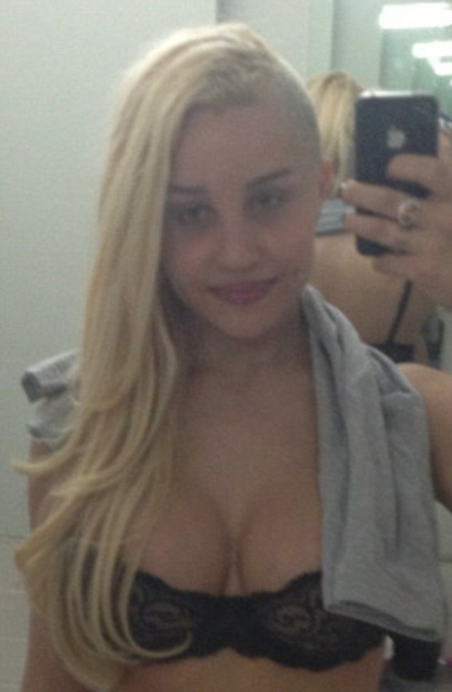 Εκατομμυριούχος στάρλετ ξύρισε το κεφάλι και άρχισε να φωτογραφίζει το νέο της μπούστο [εικόνες]  | iefimerida.gr 0