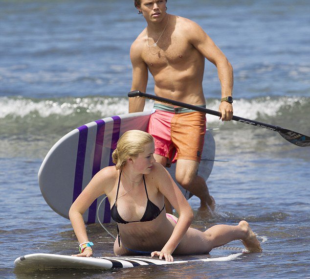 Η δίμετρη κόρη της Κιμ Μπάσιντζερ σκίζει τα κύματα και μοιράζει εγκεφαλικά στην Χαβάη [εικόνες]  | iefimerida.gr 3