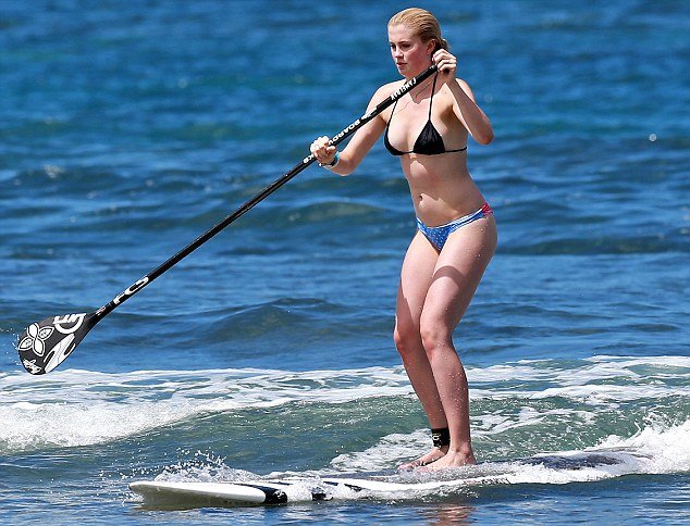 Η δίμετρη κόρη της Κιμ Μπάσιντζερ σκίζει τα κύματα και μοιράζει εγκεφαλικά στην Χαβάη [εικόνες]  | iefimerida.gr 0