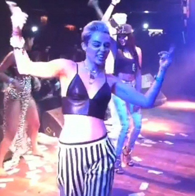 Οι σκληρά εργαζόμενοι γοφοί της Μάιλι Σάιρους [βίντεο] | iefimerida.gr 0