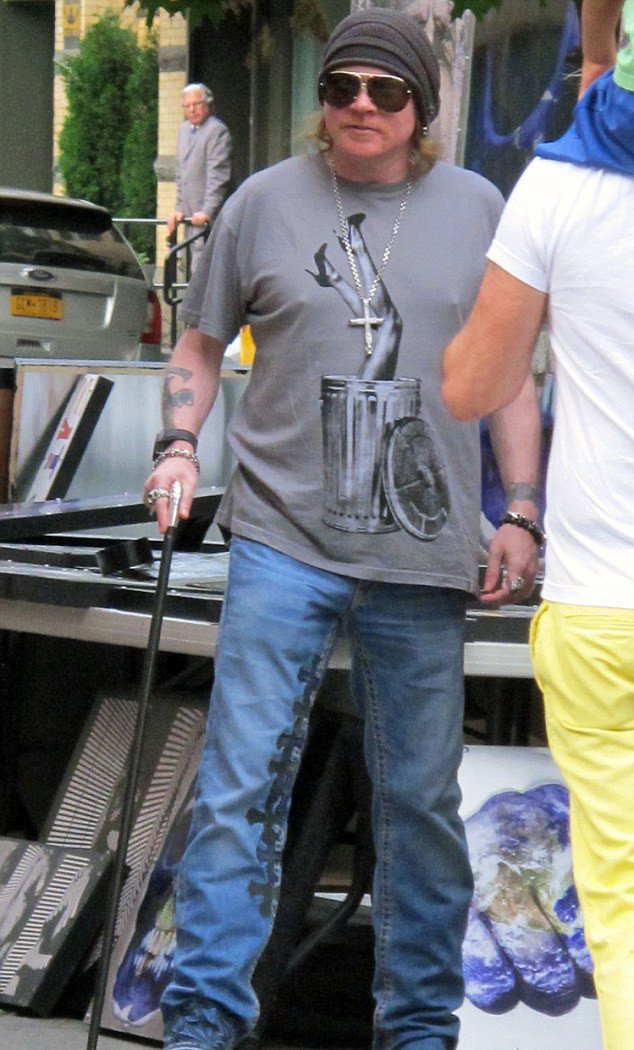 Ο ξεπεσμός του Άξλ Ρόουζ-Υπέρβαρος και με μπαστούνι στην Νέα Υόρκη  [εικόνες]  | iefimerida.gr 0