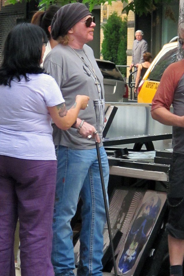 Ο ξεπεσμός του Άξλ Ρόουζ-Υπέρβαρος και με μπαστούνι στην Νέα Υόρκη  [εικόνες]  | iefimerida.gr 1