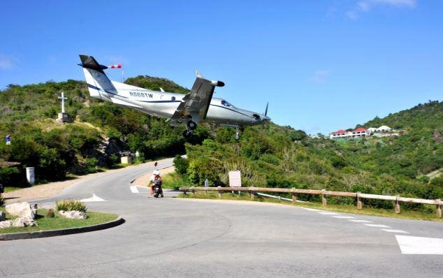 Αεροπλάνα κάνουν... κόντρες με αυτοκίνητα για να προσγειωθούν -Το πιο επικίνδυνο αεροδρόμιο [εικόνες & βίντεο] | iefimerida.gr 1