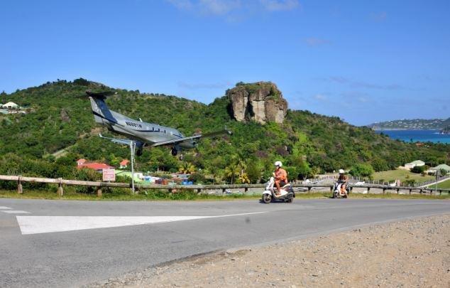 Αεροπλάνα κάνουν... κόντρες με αυτοκίνητα για να προσγειωθούν -Το πιο επικίνδυνο αεροδρόμιο [εικόνες & βίντεο] | iefimerida.gr 0
