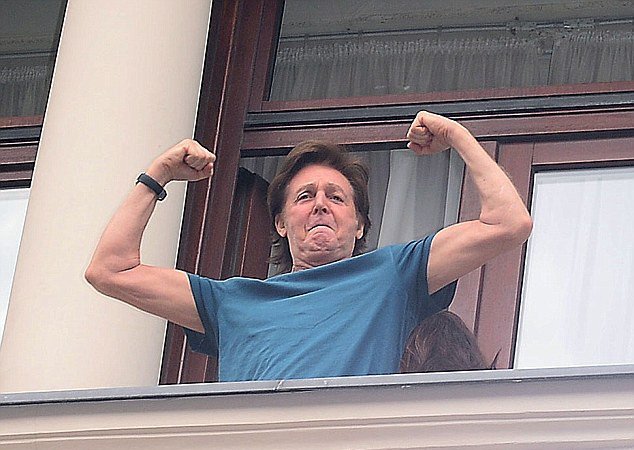 Γελάνε μαζί του - Ο Πολ ΜακΚάρτνεϊ δείχνει τα ποντίκια του [εικόνες]  | iefimerida.gr 0