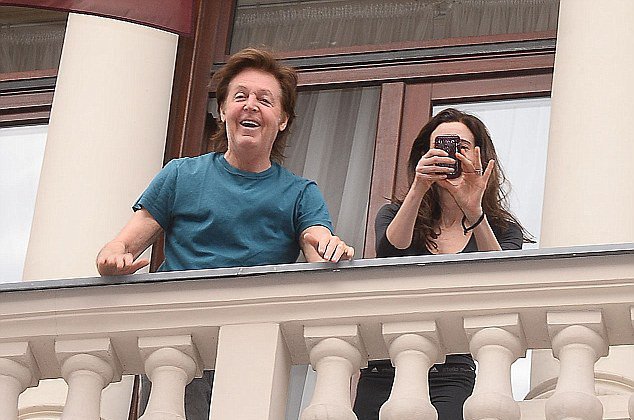 Γελάνε μαζί του - Ο Πολ ΜακΚάρτνεϊ δείχνει τα ποντίκια του [εικόνες]  | iefimerida.gr 1