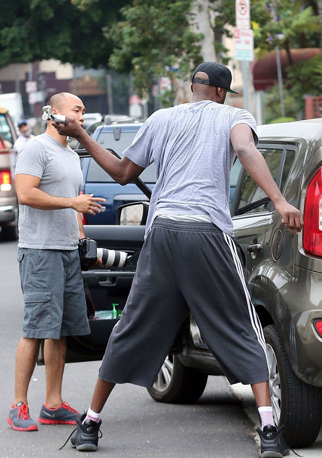 Με γρύλο επιτέθηκε σε παπαράτσι ο δίμετρος γαμπρός της Καρντάσιαν [εικόνες+βίντεο]   | iefimerida.gr 1