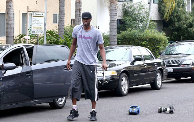 Με γρύλο επιτέθηκε σε παπαράτσι ο δίμετρος γαμπρός της Καρντάσιαν [εικόνες+βίντεο]   | iefimerida.gr 2