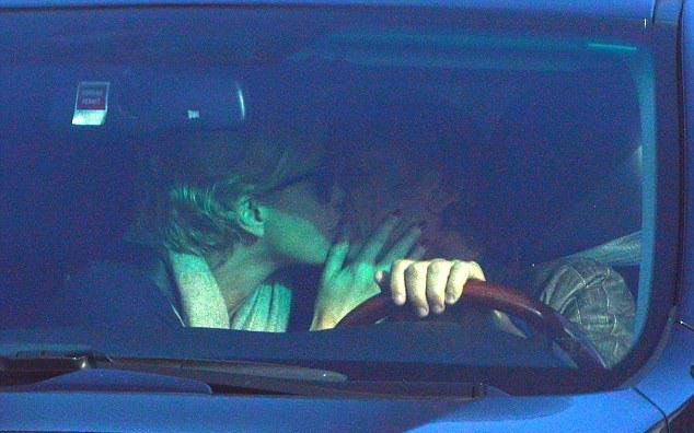 Δεν... ξεκολλάνε Σαρλίζ Θερόν και Σον Πεν -Εφηβικά φιλιά μέσα στο αυτοκίνητο [εικόνες] | iefimerida.gr 0