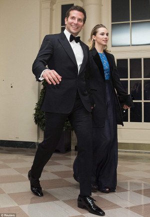 Κορυφαίος σταρ του Χόλιγουντ πήγε στο δείπνο Ομπάμα - Ολάντ στον Λευκό Οίκο, χωρίς εσώρουχο [εικόνα&βίντεο] | iefimerida.gr 1