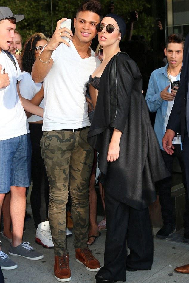 Αφηρημένη ξανά η Lady Gaga – Βγήκε στο δρόμο ξεχνώντας να φορέσει μπλούζα [εικόνες] | iefimerida.gr 1