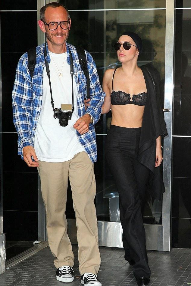 Αφηρημένη ξανά η Lady Gaga – Βγήκε στο δρόμο ξεχνώντας να φορέσει μπλούζα [εικόνες] | iefimerida.gr 0