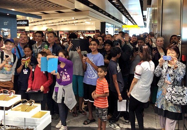 Δεν ήταν γρήγορος ο Μπολτ -Θαυμαστές τον στρίμωξαν σε κατάστημα και χάλασε 3.000 ευρώ για να τους αποφύγει [εικόνα] | iefimerida.gr 0