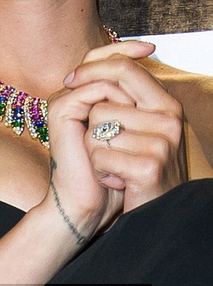  Αρραβωνιάστηκε η Σκάρλετ Γιόχανσον-Δείτε το δαχτυλίδι της [εικόνες]  | iefimerida.gr 1