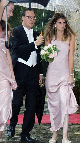 Η Αθηνά Ωνάση στα ροζ – Παράνυφος στο γάμο της ετεροθαλούς αδερφής της [εικόνες] | iefimerida.gr 3