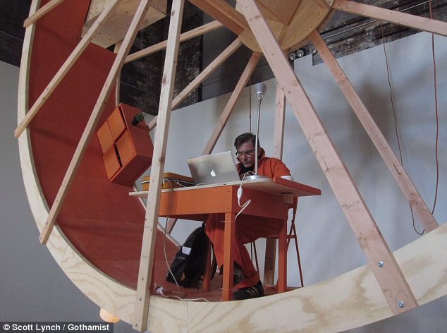 Δυο καλλιτέχνες κοιμούνται, τρώνε, εργάζονται μέσα σε μια τεράστια ρόδα για χάμστερ -Ναι είναι χίπστερς [εικόνες&βίντεο] | iefimerida.gr 1