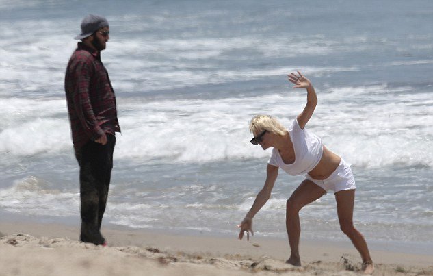 H Πάμελα Αντερσον με τα πόδια ψηλά -Κάνει την παιδούλα στην παραλία [εικόνες] | iefimerida.gr 6