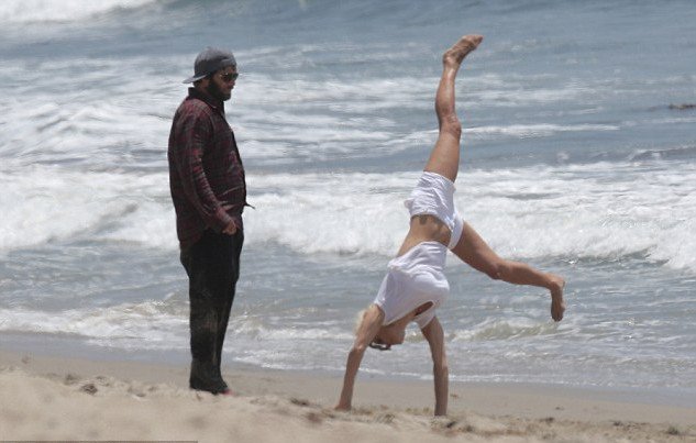 H Πάμελα Αντερσον με τα πόδια ψηλά -Κάνει την παιδούλα στην παραλία [εικόνες] | iefimerida.gr 8