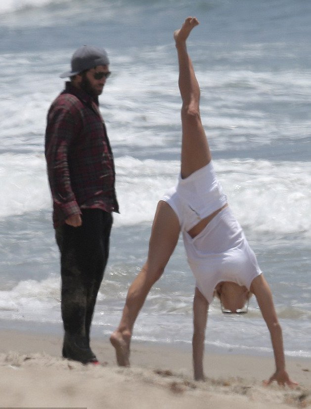 H Πάμελα Αντερσον με τα πόδια ψηλά -Κάνει την παιδούλα στην παραλία [εικόνες] | iefimerida.gr 5