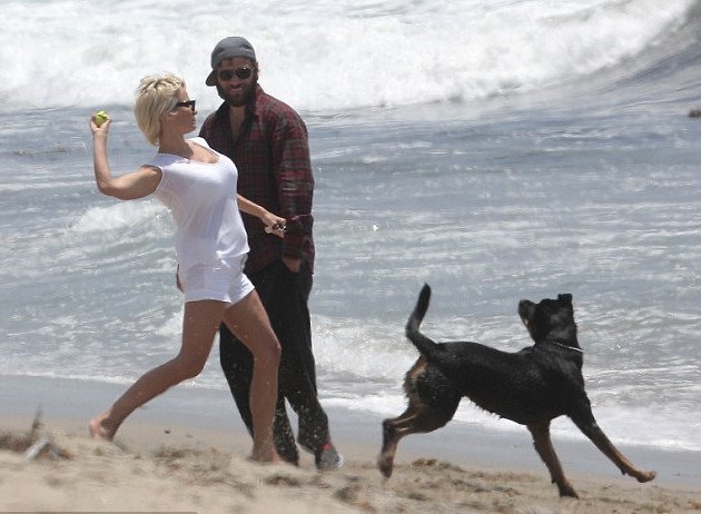 H Πάμελα Αντερσον με τα πόδια ψηλά -Κάνει την παιδούλα στην παραλία [εικόνες] | iefimerida.gr 1