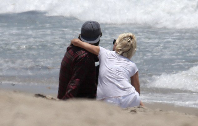 H Πάμελα Αντερσον με τα πόδια ψηλά -Κάνει την παιδούλα στην παραλία [εικόνες] | iefimerida.gr 9