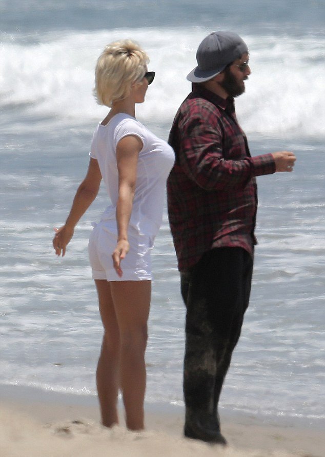 H Πάμελα Αντερσον με τα πόδια ψηλά -Κάνει την παιδούλα στην παραλία [εικόνες] | iefimerida.gr 4