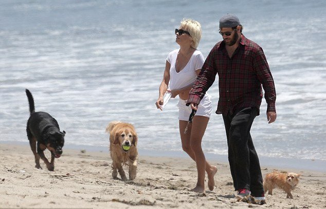 H Πάμελα Αντερσον με τα πόδια ψηλά -Κάνει την παιδούλα στην παραλία [εικόνες] | iefimerida.gr 0