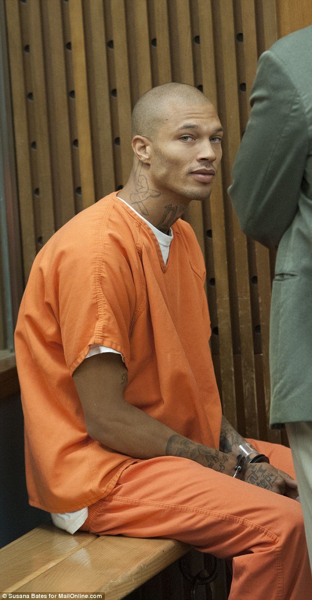 Ο καυτός γαλανομάτης κατάδικος που έγινε viral, αλλάζει ριζικά [εικόνες] | iefimerida.gr 4