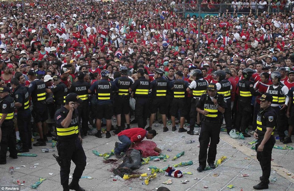 Αίμα και δάκρυα στην Κόστα Ρίκα -Μαχαίρωσαν τρεις φιλάθλους μετά από τον αποκλεισμό από το Μουντιάλ [εικόνες] | iefimerida.gr 6