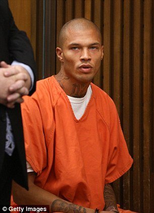 Ο καυτός γαλανομάτης κατάδικος που έγινε viral, αλλάζει ριζικά [εικόνες] | iefimerida.gr 2