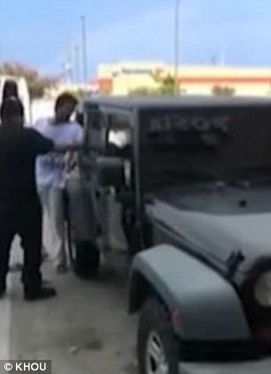 Μητέρα στο Τέξας κλείδωσε τα παιδιά της στο αυτοκίνητο για να πάει κομμωτήριο -Περαστικοί έσπασαν τα τζάμια για να τα σώσουν [βίντεο & εικόνες] | iefimerida.gr 2