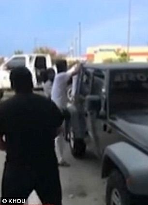 Μητέρα στο Τέξας κλείδωσε τα παιδιά της στο αυτοκίνητο για να πάει κομμωτήριο -Περαστικοί έσπασαν τα τζάμια για να τα σώσουν [βίντεο & εικόνες] | iefimerida.gr 1