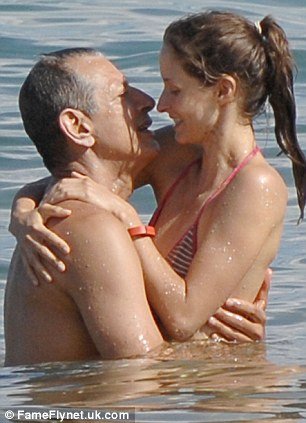 Ηθοποιός του Τζουράσικ Παρκ παντρεύεται την κατά 30 χρόνια νεότερη αγαπημένη του [εικόνες] | iefimerida.gr 1