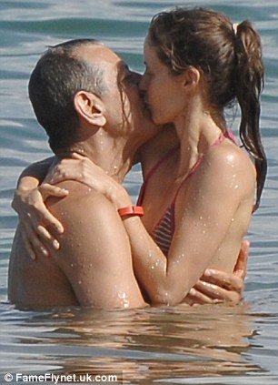 Ηθοποιός του Τζουράσικ Παρκ παντρεύεται την κατά 30 χρόνια νεότερη αγαπημένη του [εικόνες] | iefimerida.gr 0