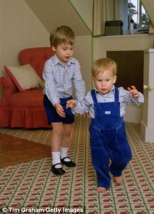 H πρώτη βασιλική βόλτα του πρίγκιπα Τζορτζ -Γίνεται ενός και το γιορτάζει με τα πρώτα του βήματα [εικόνες] | iefimerida.gr 4