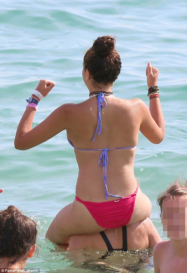 Η κόρη της Μαντόνα παίζει με τα κύματα -Είναι ίδια η μητέρα της [εικόνες] | iefimerida.gr 1